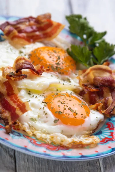 Lado Ensolarado Ovos Fritos Com Bacon Uma Chapa — Fotografia de Stock