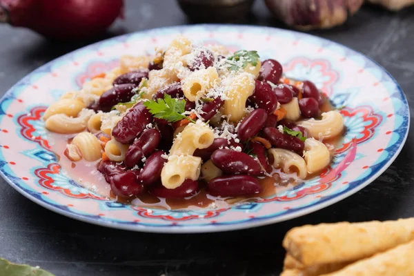 意大利风格的意大利面食 配上通心粉和肾豆 — 图库照片