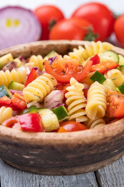 新鮮な野菜とフシリパスタサラダのボウル — ストック写真