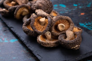 Kurutulmuş shiitake mantarları, Asya besin maddeleri.