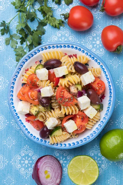 Bir Kase Peynirli Salata Fusili Makarna Taze Sebze — Stok fotoğraf