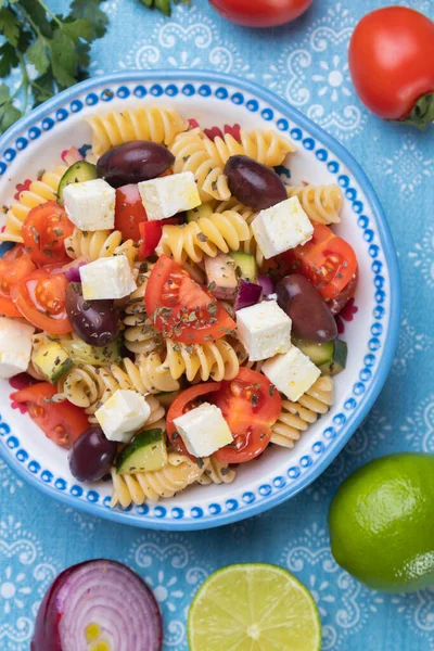 Bir Kase Peynirli Salata Fusili Makarna Taze Sebze — Stok fotoğraf