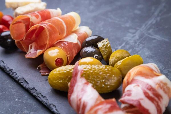 Cetrioli Olive Sottaceto Serviti Con Silenzi Salumi — Foto Stock