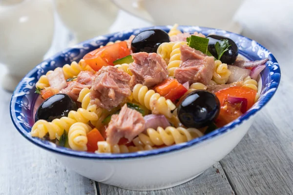 Tonfisksallad Med Fusili Pasta Och Grönsaker — Stockfoto