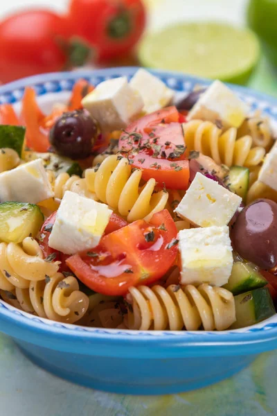 Tigela Salada Queijo Com Massa Fusili Legumes Frescos — Fotografia de Stock