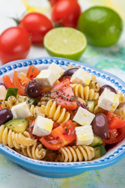 Schaal Kaassalade Met Fusili Pasta Verse Groenten — Stockfoto