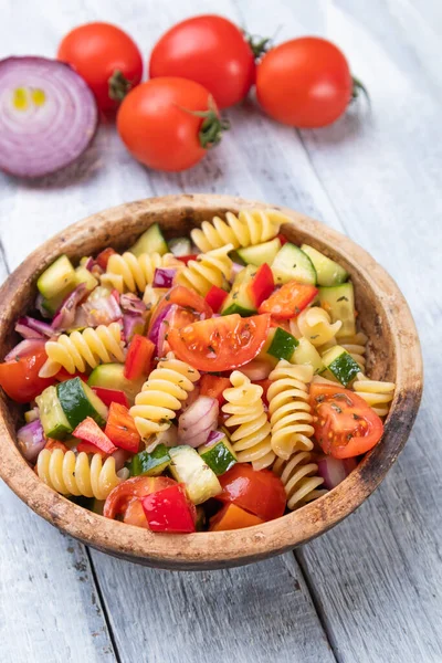 Skål Med Fusili Pastasallad Med Färska Grönsaker — Stockfoto