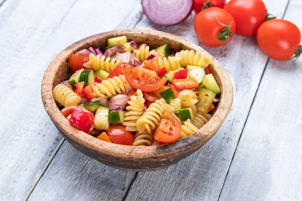 Tigela Salada Macarrão Fusili Com Legumes Frescos — Fotografia de Stock