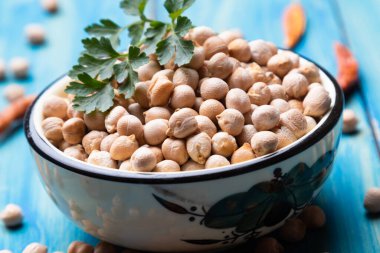 Kuru nohut ya da seramik kasede garbanzo fasulyesi, sağlıklı besin maddeleri.