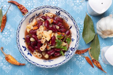 İtalyan usulü makarna fagioli yemeği, makarna ve fasulye.