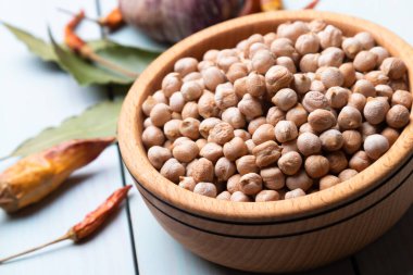 Kuru nohut ya da seramik kasede garbanzo fasulyesi, sağlıklı besin maddeleri.