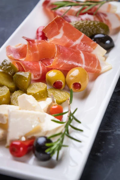 Eingelegte Gurken Und Oliven Serviert Mit Pürierten Fleischstücken — Stockfoto