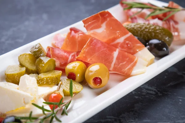 Cetrioli Olive Sottaceto Serviti Con Silenzi Salumi — Foto Stock