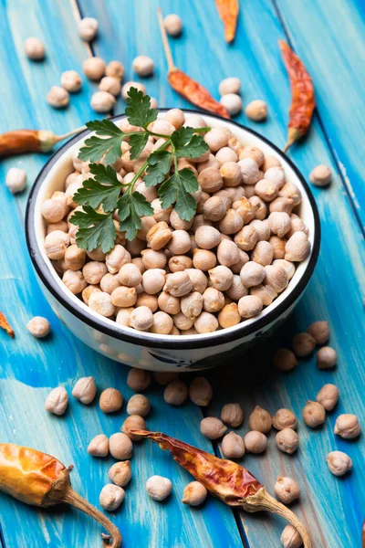 セラミックボウルに乾燥ひよこ豆やガルバンゾ豆 健康食品成分 — ストック写真