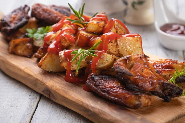 Würzige Bratkartoffeln Mit Chicken Wings Auf Holztablett Serviert — Stockfoto