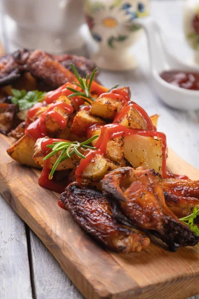 Pomme Terre Rôtie Épicée Servie Avec Des Ailes Poulet Sur — Photo