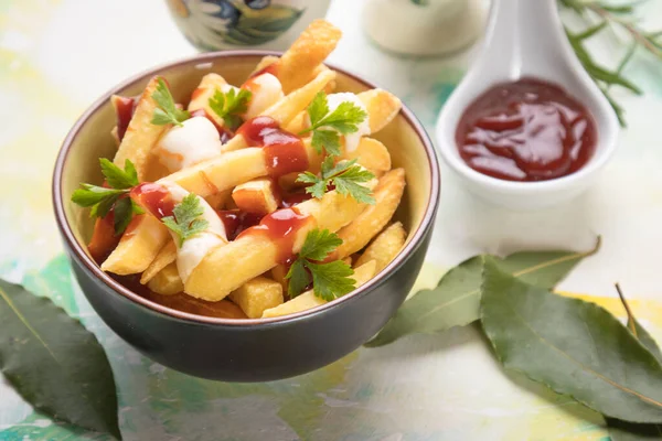 Capota Canadense Batatas Fritas Com Queijo Molho Molho — Fotografia de Stock