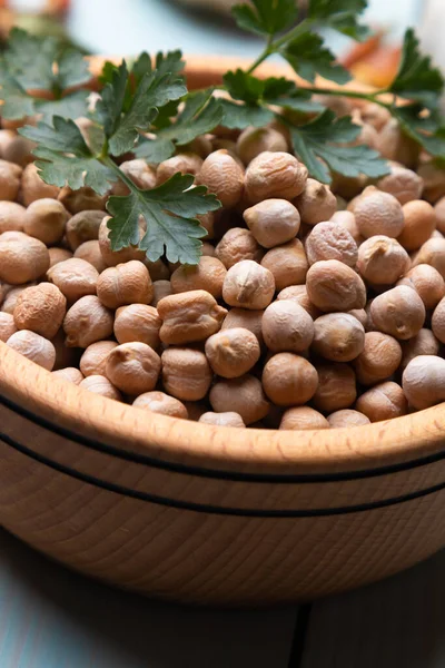 陶瓷碗中的干鹰嘴豆或石榴 健康食品配料 — 图库照片