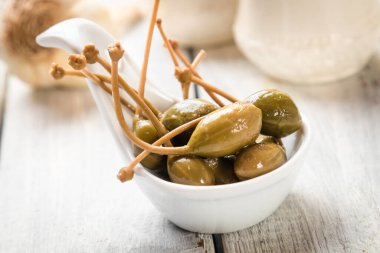 Turşu ya da marine edilmiş yeşil kapari yakın plan, seçici odaklanma