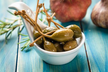 Turşu ya da marine edilmiş yeşil kapari yakın plan, seçici odaklanma