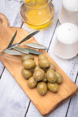 Turşu turşusu hazır zeytinler, Akdeniz mutfağında kullanılan sağlıklı yiyecekler.