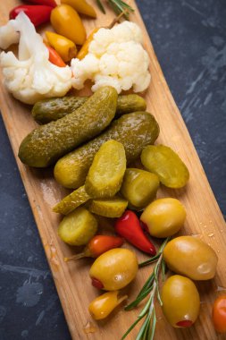 Tahtada salatalık, zeytin ve biber turşusu.