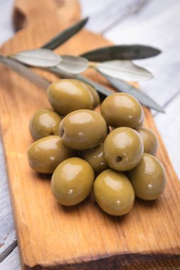 Turşu turşusu hazır zeytinler, Akdeniz mutfağında kullanılan sağlıklı yiyecekler.