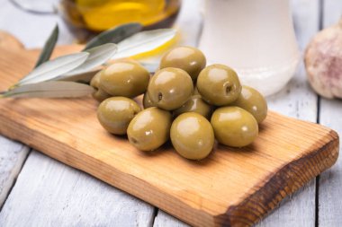 Turşu turşusu hazır zeytinler, Akdeniz mutfağında kullanılan sağlıklı yiyecekler.