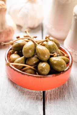 Turşu ya da marine edilmiş yeşil kapari yakın plan, seçici odaklanma