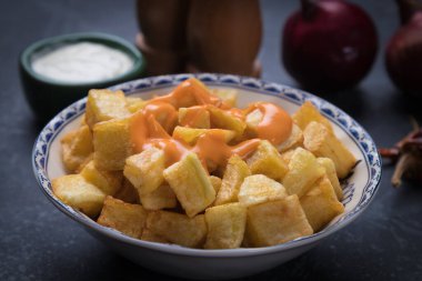 Patatas bravas, İspanyol kızarmış patates İspanyol barında servis edilir.