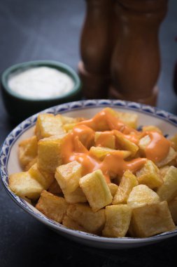 Patatas bravas, İspanyol kızarmış patates İspanyol barında servis edilir.