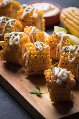 Sağlıklı parti yemeği alternatifi olarak ızgara ve baharatlı mısır dilimleri.