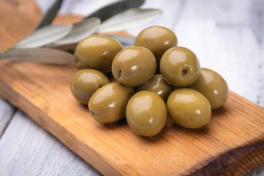 Turşu turşusu hazır zeytinler, Akdeniz mutfağında kullanılan sağlıklı yiyecekler.