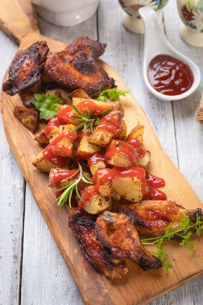 Würzige Bratkartoffeln Mit Chicken Wings Auf Holztablett Serviert — Stockfoto