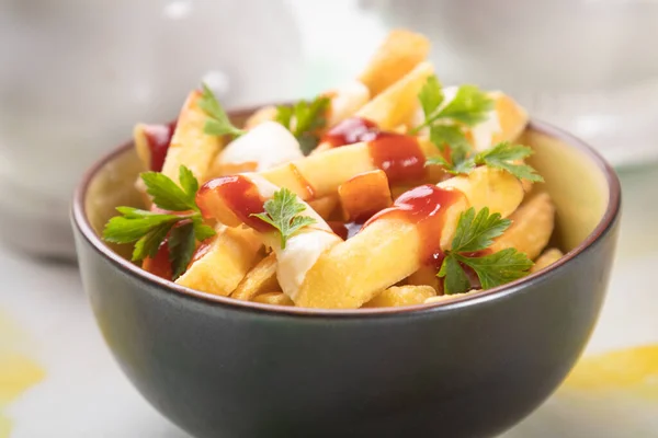 Kanadische Poutine Gebratene Kartoffelchips Mit Käse Und Soße Oder Sauce — Stockfoto