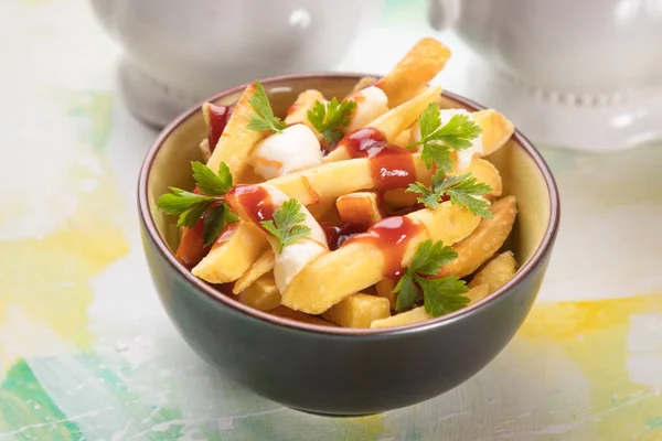 Capota Canadense Batatas Fritas Com Queijo Molho Molho — Fotografia de Stock