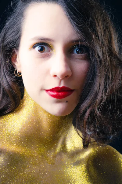 Studio Portret Van Een Mooi Meisje Met Gouden Glitter — Stockfoto