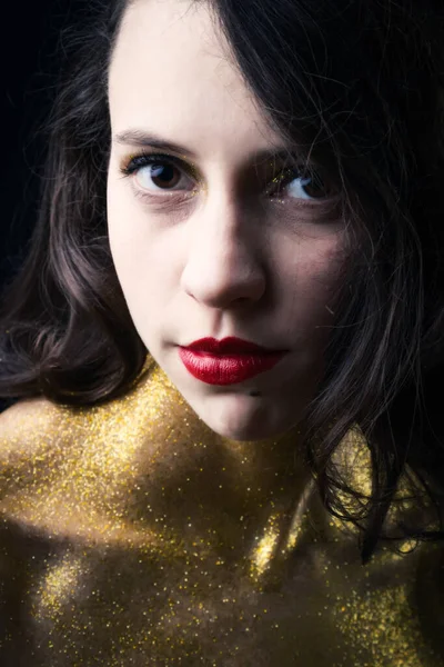 Studio Portret Van Een Mooi Meisje Met Gouden Glitter — Stockfoto