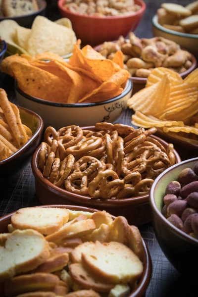 Salzige Snacks Als Partyspeise Keramikschalen Serviert — Stockfoto
