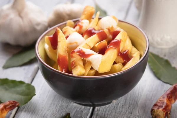 Capota Canadense Batatas Fritas Com Queijo Molho Molho — Fotografia de Stock