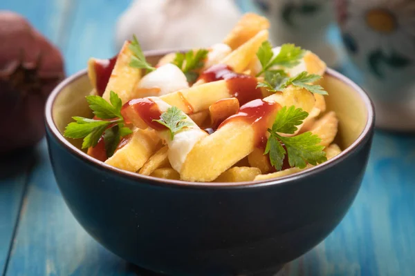 Kanadensisk Poutine Stekt Potatis Chips Med Ost Och Sås Eller — Stockfoto