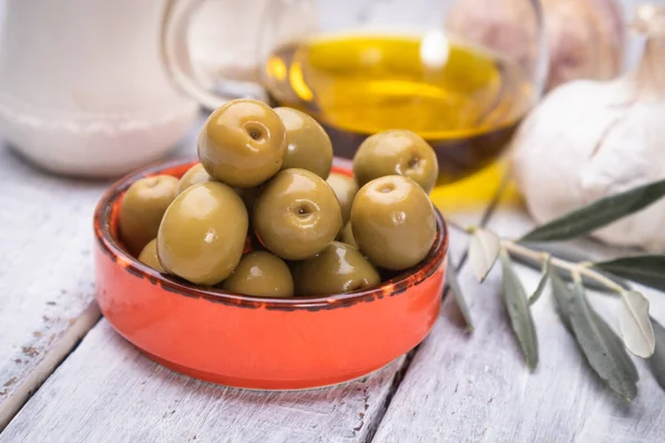 地中海料理で使用される健康的な食べ物を食べる準備ができているオリーブの漬物 — ストック写真