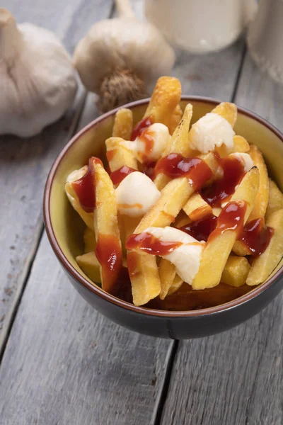 Poutine Canadiense Papas Fritas Con Queso Salsa Salsa —  Fotos de Stock