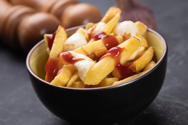 Kanadyjska Poutine Smażone Chipsy Ziemniaczane Serem Sosem Lub Sosem — Zdjęcie stockowe