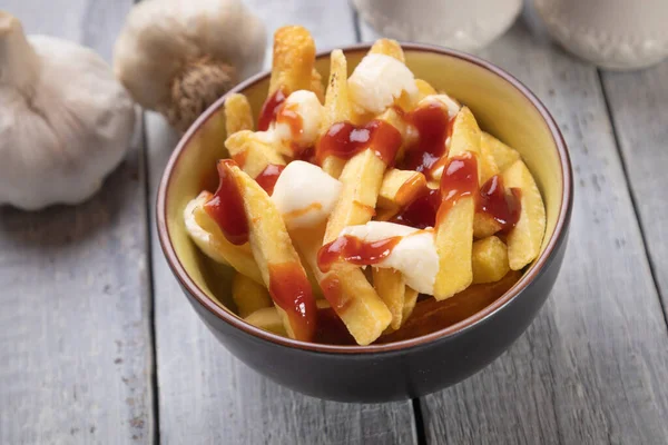 Capota Canadense Batatas Fritas Com Queijo Molho Molho — Fotografia de Stock