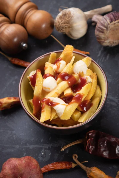 Poutine Canadiense Papas Fritas Con Queso Salsa Salsa — Foto de Stock