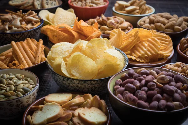 Snacks Salés Servis Comme Nourriture Fête Dans Des Bols Céramique — Photo