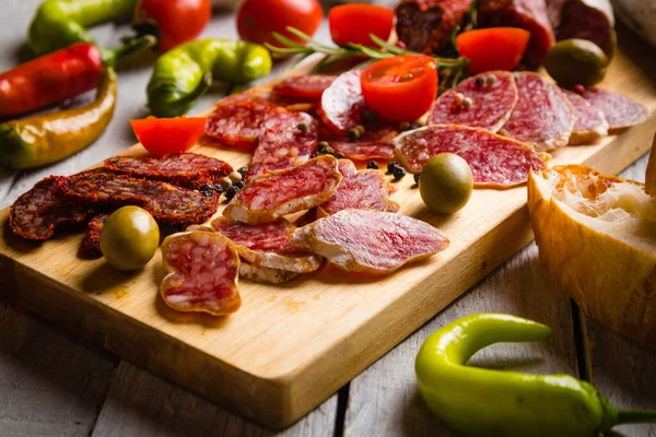 Salsicce Stagionate Maiale Manzo Servite Come Tapas Antipasto Buffet Freddo — Foto Stock