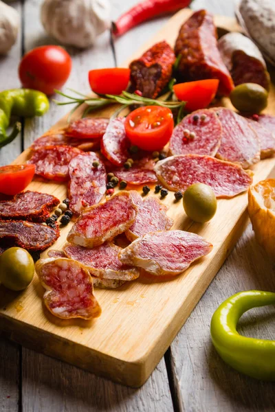 Salsicce Stagionate Maiale Manzo Servite Come Tapas Antipasto Buffet Freddo — Foto Stock