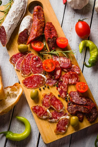 Saucisses Porc Bœuf Salées Servies Sous Forme Tapas Antipasto Buffet — Photo